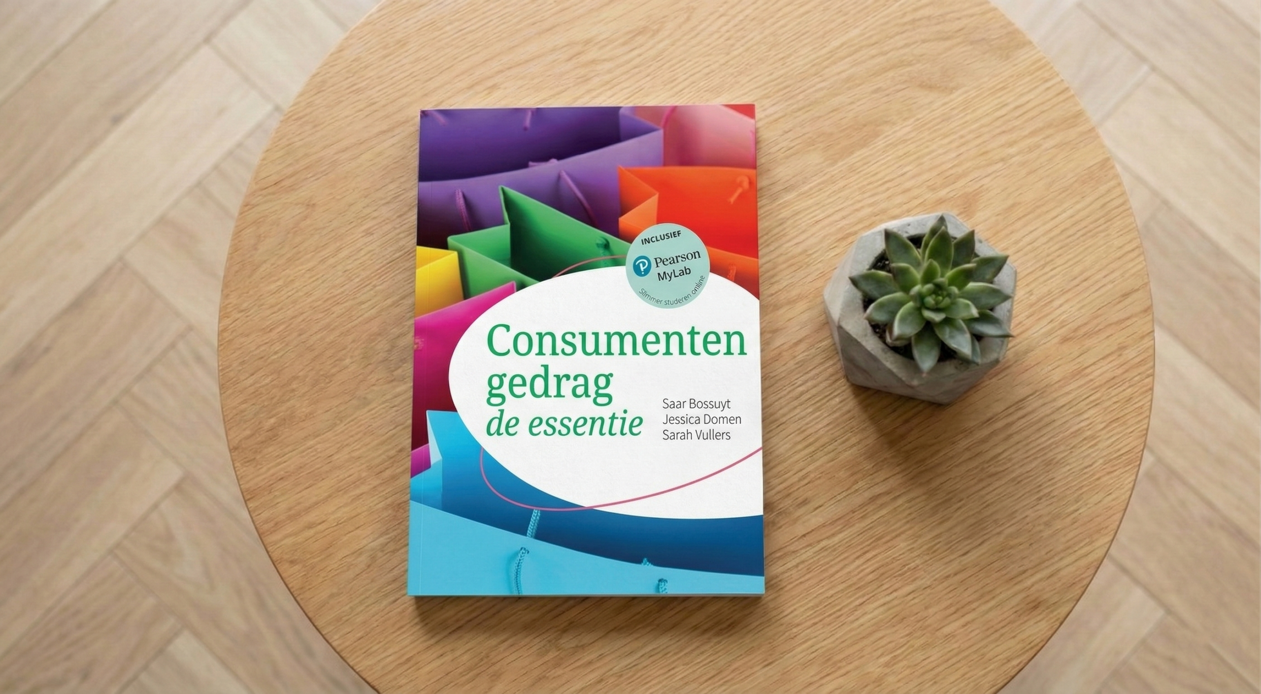 Consumentengedrag, de essentie – handboek op een houten tafel Consumentengedrag, de essentie – handboek op een houten tafel