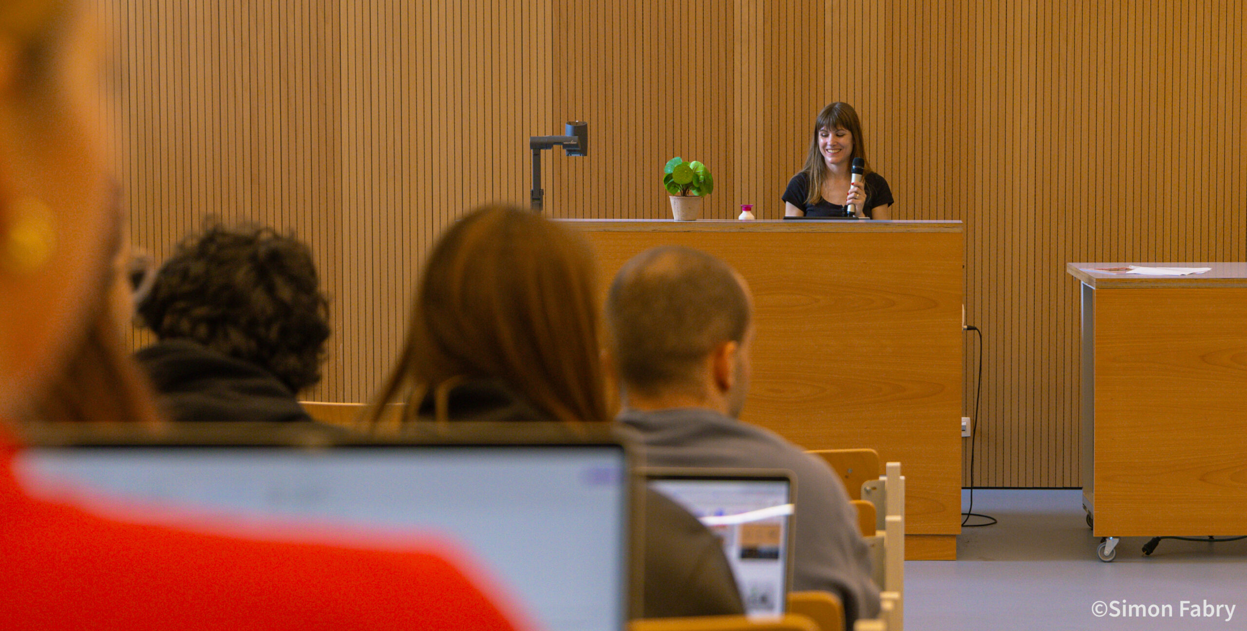 saar-bossuyt-phd-teaching-consumer-behaviour-by-SimonFabry
